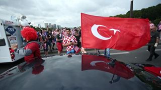 Euro 2016: Hrvatski navijači napravili fenomenalnu atmosferu u Parizu. Photo: Sanjin Strukić/PIXSELL Euro 2016: Hrvatski navijači napravili fenomenalnu atmosferu u Parizu. Photo: Sanjin Strukić/PIXSELL