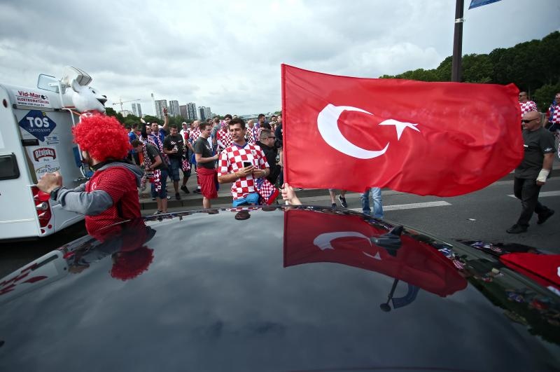 Euro 2016: Hrvatski navijači napravili fenomenalnu atmosferu u Parizu. Photo: Sanjin Strukić/PIXSELL Euro 2016: Hrvatski navijači napravili fenomenalnu atmosferu u Parizu. Photo: Sanjin Strukić/PIXSELL