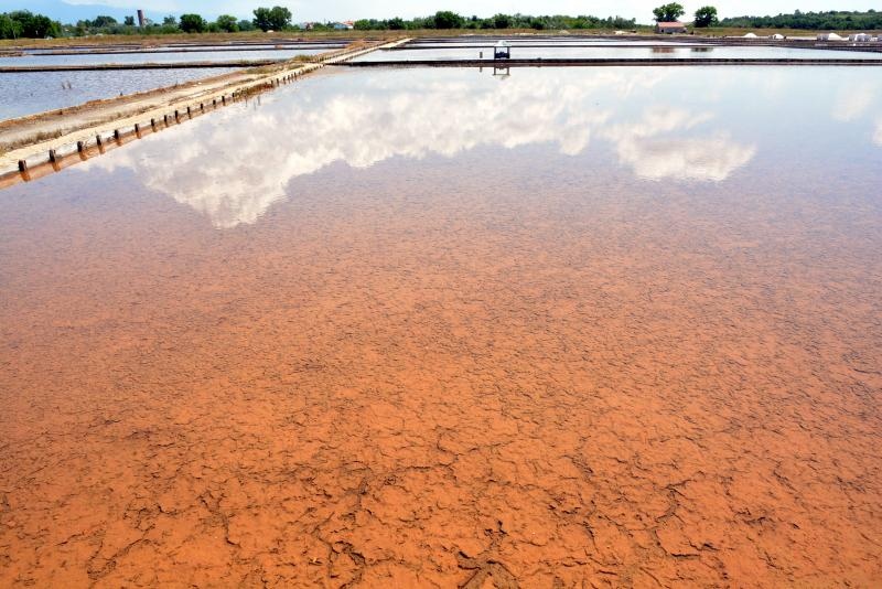 Nin – Povijesni gradic Nin pokraj Zadra za svoju prepoznatljivost ima nadaleko poznatu i najstariju hrvatsku solanu. Pod geslom “Prica o soli…” i dan danas se sol proizvodi na tradicionalan nacin. Photo: Damir Spehar/PIXSELL Nin – Povijesni gradic Nin pokraj Zadra za svoju prepoznatljivost ima nadaleko poznatu i najstariju hrvatsku solanu. Pod geslom “Prica o soli…” i dan danas se sol proizvodi na tradicionalan nacin. Photo: Damir Spehar/PIXSELL