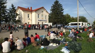 Tovarnik: Iscrpljenim izbjeglicama koji čekaju vlak volonteri Crvenog križa pružaju svekoliku pomoć. Photo: Zeljko Lukunic/PIXSELL Tovarnik: Iscrpljenim izbjeglicama koji čekaju vlak volonteri Crvenog križa pružaju svekoliku pomoć. Photo: Zeljko Lukunic/PIXSELL