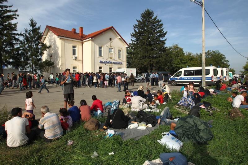 Tovarnik: Iscrpljenim izbjeglicama koji čekaju vlak volonteri Crvenog križa pružaju svekoliku pomoć. Photo: Zeljko Lukunic/PIXSELL Tovarnik: Iscrpljenim izbjeglicama koji čekaju vlak volonteri Crvenog križa pružaju svekoliku pomoć. Photo: Zeljko Lukunic/PIXSELL