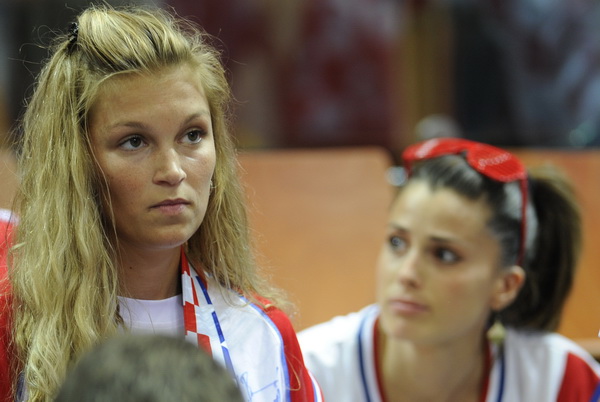 Katowice, 180909.
Dvorana Sport Arena Spodek.
Europsko prvenstvo u kosarci u Poljskoj, cetvrtfinale izmedju Slovenije i Hrvatske.
Na slici: Hana djevojka Kresimira Loncara i djevojka Maria Kasuna Rakel.
Foto: Drago Sopta  / CROPIX