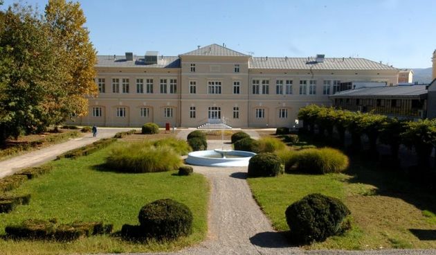 Lipik – Specijalna bolnica Lipik namjerava koristenjem EU fondova obnoviti niz zgrada i park oko bolnice. Park s fontanom, fontana, park Photo: Dusan Mirkovic/PIXSELL