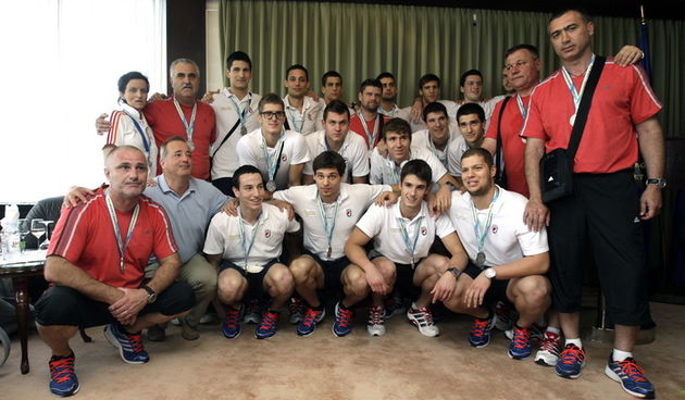 Zagreb, 160712.Zracna luka Zagreb ( Pleso ).Izuzetno veselo bilo je danas u Zracnoj luci Zagreb. Povod je bio dolazak Hrvatske rukometne reprezentacije U-20 sa Europskog prvenstva gde je osvojena srebrna medalja. Nazalost izgubili smo finale od Spanjols