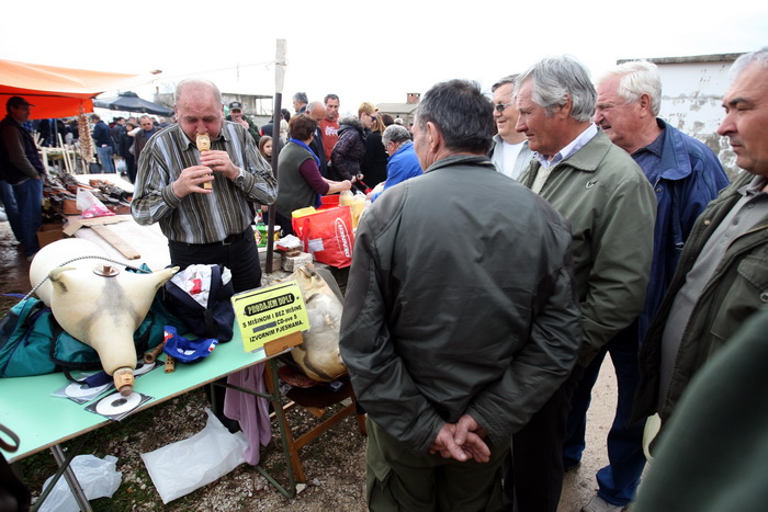 Benkovac, 100313.
Sajam u Benkovcu odrzava se svakog 10. dana u mjesecu. Stoljetna tradicija ucinila je od Benkovackog sajma neizostavni gospodarski i turisticki sadrzaj grada koji svaki put iznova iznenadjuje brojem posjetitelja koji preraste brojku od 1 Benkovac, 100313.
Sajam u Benkovcu odrzava se svakog 10. dana u mjesecu. Stoljetna tradicija ucinila je od Benkovackog sajma neizostavni gospodarski i turisticki sadrzaj grada koji svaki put iznova iznenadjuje brojem posjetitelja koji preraste brojku od 1