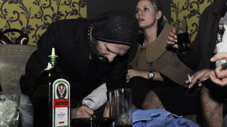 Vodice, 241210.
U kaficu te nocnom klubu Opijum, Vodicani su Bozic docekali u ugodnom i romanticnom raspolozenju uz grupu Urban & 4.
Damir Urban u potpisivanju autograma.
Foto: Marija Mihic / CROPIX