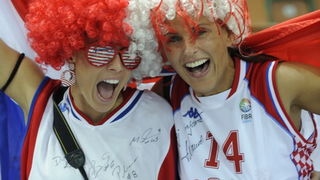 Katowice, 200909.
Dvorana Sport Arena Spodek.
Europsko prvenstvo u kosarci u Poljskoj, razigravanje izmedju Francuske i Hrvatske za peto mjesto na prvenstvu.
Na slici: Rubina Nicevic desno i Rakel djevojka Kasuna lijevo.
Foto: Drago Sopta  / CROPIX