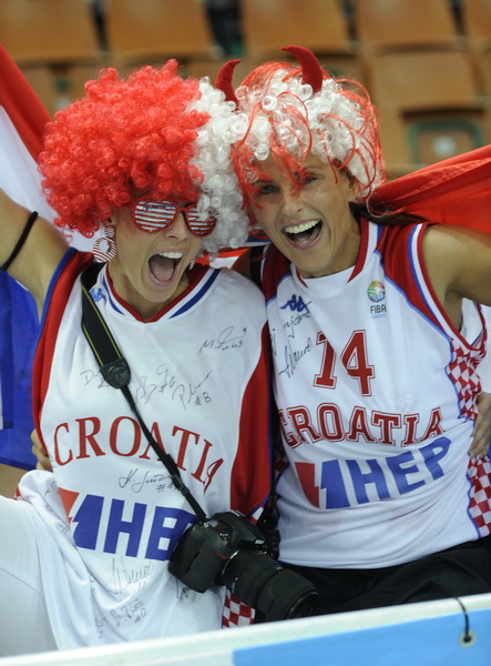 Katowice, 200909.
Dvorana Sport Arena Spodek.
Europsko prvenstvo u kosarci u Poljskoj, razigravanje izmedju Francuske i Hrvatske za peto mjesto na prvenstvu.
Na slici: Rubina Nicevic desno i Rakel djevojka Kasuna lijevo.
Foto: Drago Sopta  / CROPIX