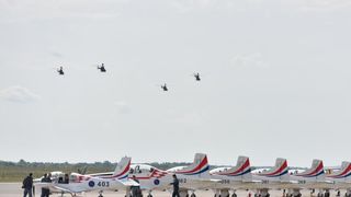 U Zracnoj bazi Zemunik odrzana je prezentacija pocetka letacke obuke na helikopterima OH-58D Kiowa Warrior koji su donacija americke vojske. Prezentaciji je naocio ministar obrane RH Damir Krsticevic koji je sudjelovao u trenaznom letu