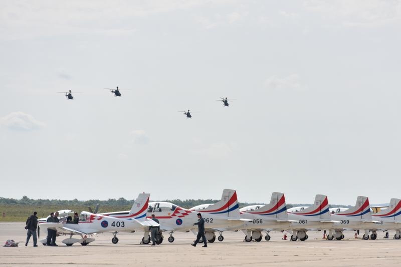 U Zracnoj bazi Zemunik odrzana je prezentacija pocetka letacke obuke na helikopterima OH-58D Kiowa Warrior koji su donacija americke vojske. Prezentaciji je naocio ministar obrane RH Damir Krsticevic koji je sudjelovao u trenaznom letu