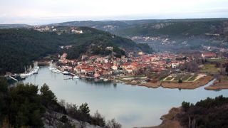 Skradin romantičan mediteranski grad na desnoj obali rijeke Krke Skradin romantičan mediteranski grad na desnoj obali rijeke Krke