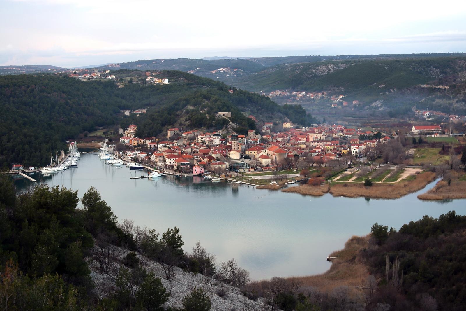 Skradin romantičan mediteranski grad na desnoj obali rijeke Krke Skradin romantičan mediteranski grad na desnoj obali rijeke Krke
