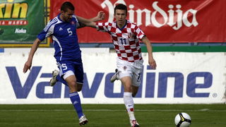 Varazdin, 190510.
Na gradskom stadionu u Varazdinu igra se kvalifikacijska utakmica za europsko prvenstvo U-21 izmedju reprezentacija Hrvatske i Slovacke.
Na slici: Ivan Perisic, Cseh Martin.
Foto: Zeljko Hajdinjak / CROPIX