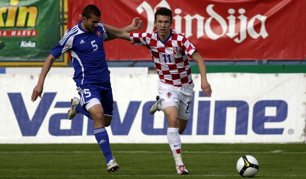 Varazdin, 190510.
Na gradskom stadionu u Varazdinu igra se kvalifikacijska utakmica za europsko prvenstvo U-21 izmedju reprezentacija Hrvatske i Slovacke.
Na slici: Ivan Perisic, Cseh Martin.
Foto: Zeljko Hajdinjak / CROPIX