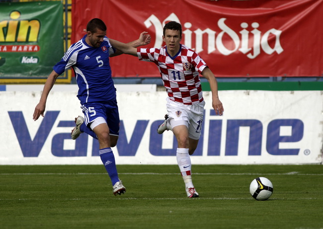 Varazdin, 190510.
Na gradskom stadionu u Varazdinu igra se kvalifikacijska utakmica za europsko prvenstvo U-21 izmedju reprezentacija Hrvatske i Slovacke.
Na slici: Ivan Perisic, Cseh Martin.
Foto: Zeljko Hajdinjak / CROPIX