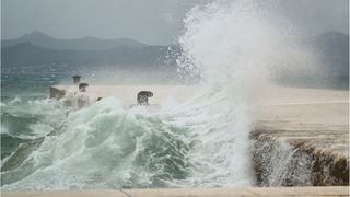 Lom valova na zadarskoj rivi 7. studenog 2014.  Foto: Marin Pitton