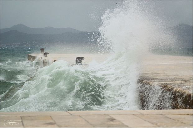 Lom valova na zadarskoj rivi 7. studenog 2014.  Foto: Marin Pitton