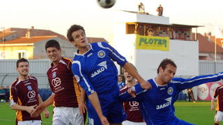 Zadar, 071109. Nogomet, T- Com 1. HNL susret 14. kola Zadar – Varteks. Na fotografiji|: igraci Zadra ivan Santini i Ante Puljic. Foto: Andrija Lucic / CROPIX