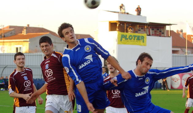 Zadar, 071109. Nogomet, T- Com 1. HNL susret 14. kola Zadar – Varteks. Na fotografiji|: igraci Zadra ivan Santini i Ante Puljic. Foto: Andrija Lucic / CROPIX