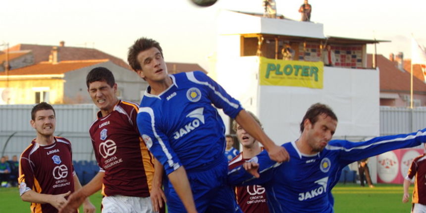 Zadar, 071109. Nogomet, T- Com 1. HNL susret 14. kola Zadar – Varteks. Na fotografiji|: igraci Zadra ivan Santini i Ante Puljic. Foto: Andrija Lucic / CROPIX