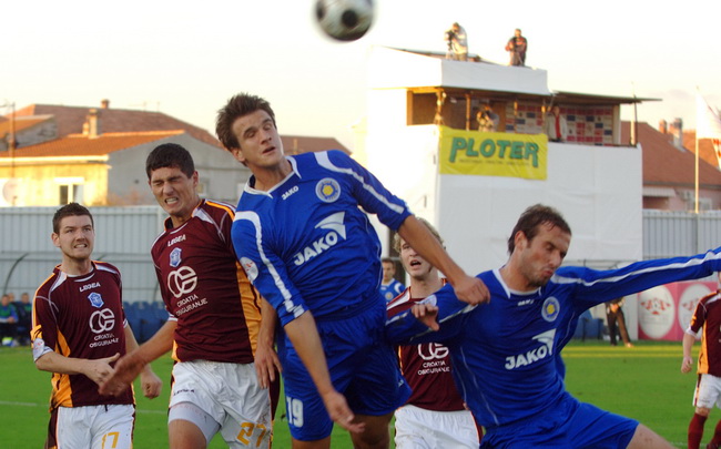 Zadar, 071109. Nogomet, T- Com 1. HNL susret 14. kola Zadar – Varteks. Na fotografiji|: igraci Zadra ivan Santini i Ante Puljic. Foto: Andrija Lucic / CROPIX