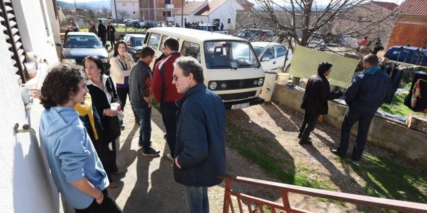 Maslenica: Aktivisti, mještani i prijatelji dali podršku obitelji Božić. Foto: Dino Stanin/PIXSELL