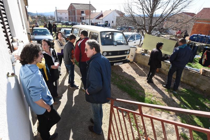Maslenica: Aktivisti, mještani i prijatelji dali podršku obitelji Božić. Foto: Dino Stanin/PIXSELL