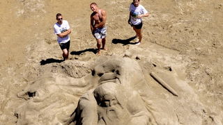 Lopar, 150612.
Nakon tri dana zavrsen je Prvi festival skulpture u pijesku
Najpjescanija plaza u Loparu, Rajska plaza ugostila je umjetnike i studente likovne akademije iz Zagreba na prvom festivalu skulpture u pijesku. Ukupno je izradjeno sedam skulptur Lopar, 150612.
Nakon tri dana zavrsen je Prvi festival skulpture u pijesku
Najpjescanija plaza u Loparu, Rajska plaza ugostila je umjetnike i studente likovne akademije iz Zagreba na prvom festivalu skulpture u pijesku. Ukupno je izradjeno sedam skulptur