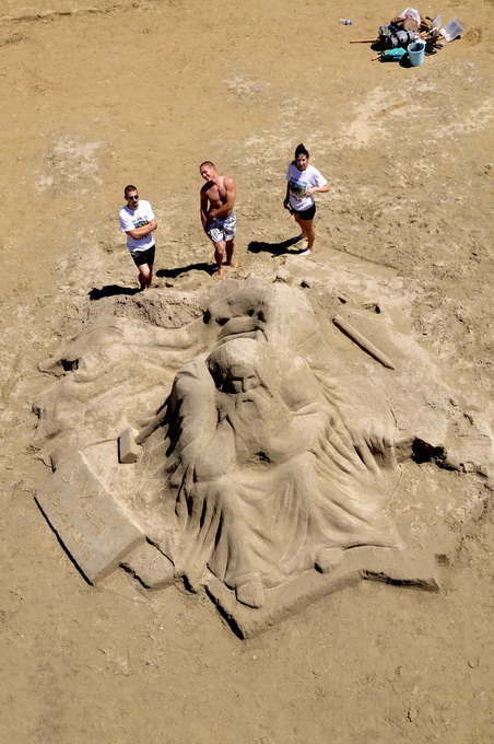 Lopar, 150612.
Nakon tri dana zavrsen je Prvi festival skulpture u pijesku
Najpjescanija plaza u Loparu, Rajska plaza ugostila je umjetnike i studente likovne akademije iz Zagreba na prvom festivalu skulpture u pijesku. Ukupno je izradjeno sedam skulptur Lopar, 150612.
Nakon tri dana zavrsen je Prvi festival skulpture u pijesku
Najpjescanija plaza u Loparu, Rajska plaza ugostila je umjetnike i studente likovne akademije iz Zagreba na prvom festivalu skulpture u pijesku. Ukupno je izradjeno sedam skulptur