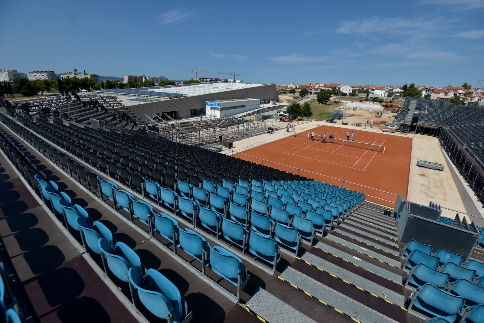 Pri kraju radovi na montažnim tribinama teniskog terena u SC Višnjik