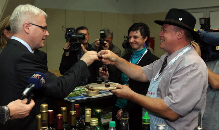 Zadar, 151010.
Predsjednik hrvatske Ivo Josipovic u sklopu posjeta Zadru obisao je i Eko etno sajam koji se ovog tjedna dogadja u dvorani na Visnjiku. Predsjednikje obisao sve izlagace (vise od 300) sa svakim se rukavao i skoro sa svakim slikao.
Na fotogr Zadar, 151010.
Predsjednik hrvatske Ivo Josipovic u sklopu posjeta Zadru obisao je i Eko etno sajam koji se ovog tjedna dogadja u dvorani na Visnjiku. Predsjednikje obisao sve izlagace (vise od 300) sa svakim se rukavao i skoro sa svakim slikao.
Na fotogr