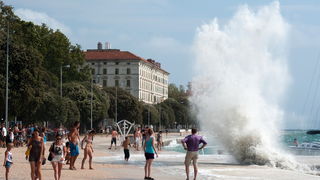 Zadar, 260812
Olujno nevrijeme sa jakim zapadnim vjetrom zahvatilo je u ranim popodnevnim satima zadarsko podrucje na radost brojnih turista i Zadrana koji su uzivali u prekrasnim prizorima, ali isto tako i na nesrecu mnogih nauticara kojima je ovakva olu