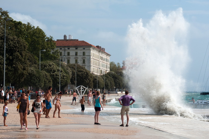 Zadar, 260812
Olujno nevrijeme sa jakim zapadnim vjetrom zahvatilo je u ranim popodnevnim satima zadarsko podrucje na radost brojnih turista i Zadrana koji su uzivali u prekrasnim prizorima, ali isto tako i na nesrecu mnogih nauticara kojima je ovakva olu