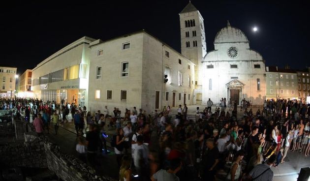 Zadar – 13. manifestacija Noc punog miseca. Posjetitelje su docekala 63 izlagaca i 9 ugostiteljskih punktova s raznolikom ponudom tradicionalne hrane i pica. Photo: Dino Stanin/PIXSELL