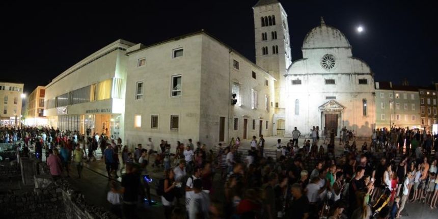 Zadar – 13. manifestacija Noc punog miseca. Posjetitelje su docekala 63 izlagaca i 9 ugostiteljskih punktova s raznolikom ponudom tradicionalne hrane i pica. Photo: Dino Stanin/PIXSELL