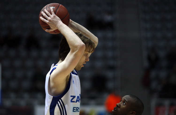 Zadar, 071210.
Dvorana Kresimira Cosica.
4. kolo EuroChallenge kupa. 
Kosarkaska utakmica KK Zadar – KK Pinar Karsiyaka. 
Na slici igrac Zadra Ivan Tomas i David Holston.
Foto: Jure Miskovic / CROPIX