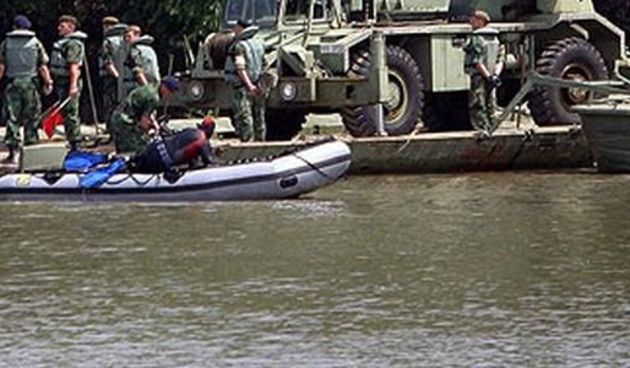 Potraga za utopljenim Albancima na Tisi (Foto: Blic)