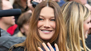 Danas je Carla Bruni 44-godišnjakinja zaleđenog izraza lica. Jagodice su joj dobro napunjene (ali ne ugodno popunjene od vlastitog masnog tkiva nego vjerojatno od nekog silikonskog umetka), oči mačkasto istegnute, a čelo ravno poput plastične plohe Danas je Carla Bruni 44-godišnjakinja zaleđenog izraza lica. Jagodice su joj dobro napunjene (ali ne ugodno popunjene od vlastitog masnog tkiva nego vjerojatno od nekog silikonskog umetka), oči mačkasto istegnute, a čelo ravno poput plastične plohe