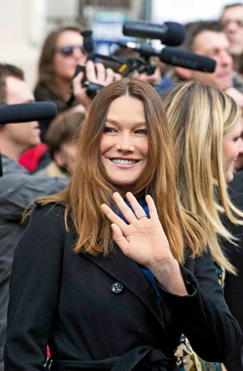 Danas je Carla Bruni 44-godišnjakinja zaleđenog izraza lica. Jagodice su joj dobro napunjene (ali ne ugodno popunjene od vlastitog masnog tkiva nego vjerojatno od nekog silikonskog umetka), oči mačkasto istegnute, a čelo ravno poput plastične plohe Danas je Carla Bruni 44-godišnjakinja zaleđenog izraza lica. Jagodice su joj dobro napunjene (ali ne ugodno popunjene od vlastitog masnog tkiva nego vjerojatno od nekog silikonskog umetka), oči mačkasto istegnute, a čelo ravno poput plastične plohe
