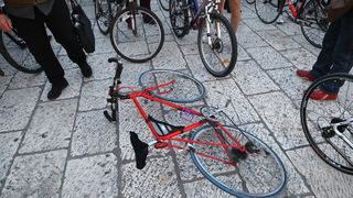 Zadar, 291212.
Bozicna biciklijada na relaciji Zadar – Vir, koja je bila najavljena za srijedu 26. prosinca te odgodjena uslijed kisnog vremena, krenula je jutros s Branimirove obale u 10 sati.
Na slici detalj sa biciklijade.
Foto: Jure Miskovic / CROPIX Zadar, 291212.
Bozicna biciklijada na relaciji Zadar – Vir, koja je bila najavljena za srijedu 26. prosinca te odgodjena uslijed kisnog vremena, krenula je jutros s Branimirove obale u 10 sati.
Na slici detalj sa biciklijade.
Foto: Jure Miskovic / CROPIX