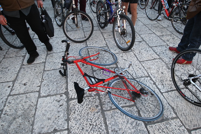 Zadar, 291212.
Bozicna biciklijada na relaciji Zadar – Vir, koja je bila najavljena za srijedu 26. prosinca te odgodjena uslijed kisnog vremena, krenula je jutros s Branimirove obale u 10 sati.
Na slici detalj sa biciklijade.
Foto: Jure Miskovic / CROPIX Zadar, 291212.
Bozicna biciklijada na relaciji Zadar – Vir, koja je bila najavljena za srijedu 26. prosinca te odgodjena uslijed kisnog vremena, krenula je jutros s Branimirove obale u 10 sati.
Na slici detalj sa biciklijade.
Foto: Jure Miskovic / CROPIX