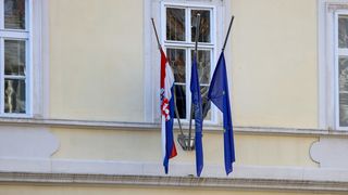 Zbog dana žalosti u Zadru su zastave na pola koplja