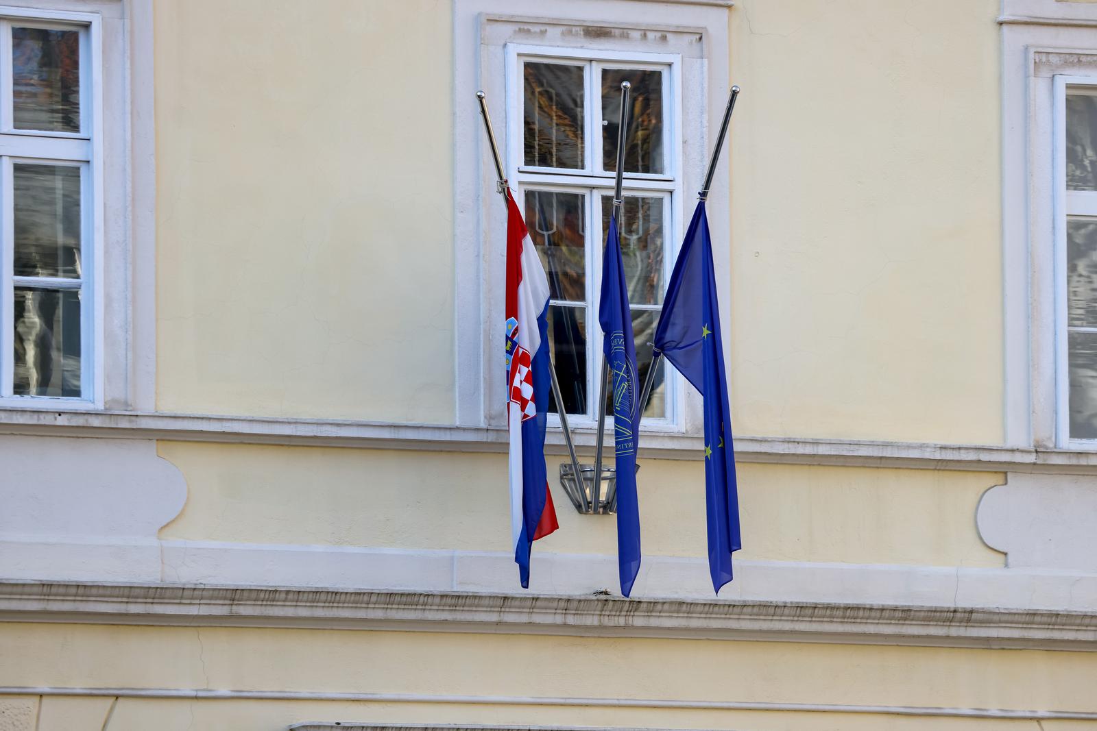 Zbog dana žalosti u Zadru su zastave na pola koplja