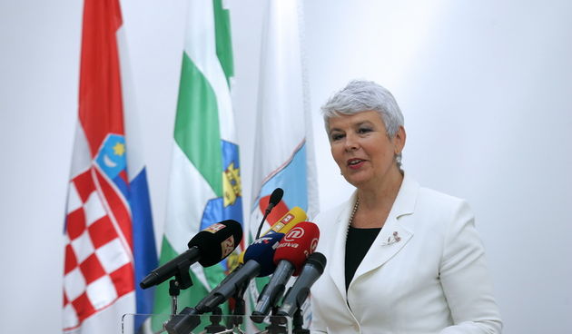 Zagreb, 050911.
Rakitje.
Predsjednica Vlade Republike Hrvatske Jadranka Kosor prigodom pocetka nove skolske godine otvorila je Osnovnu skolu Rakitje i pozdravila skolarce, njihove roditelje i djecu koja krecu u 1. razred. 
Na slici: Jadranka Kosor.
Foto: