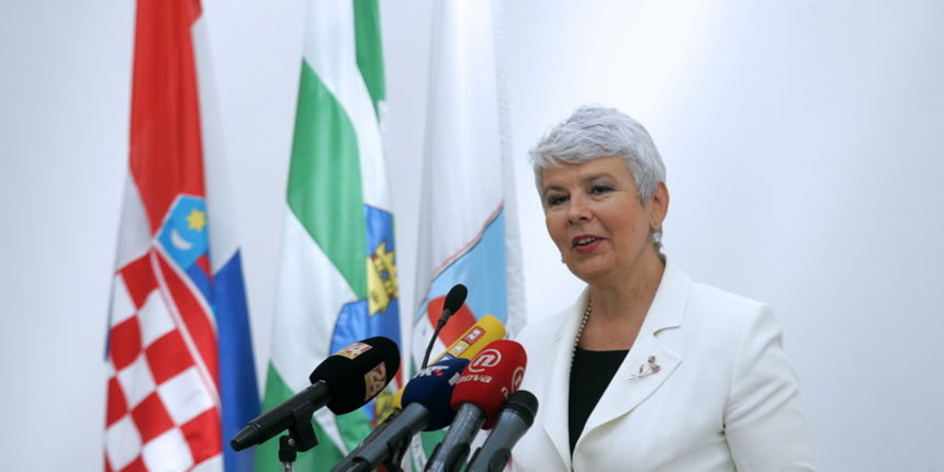 Zagreb, 050911.
Rakitje.
Predsjednica Vlade Republike Hrvatske Jadranka Kosor prigodom pocetka nove skolske godine otvorila je Osnovnu skolu Rakitje i pozdravila skolarce, njihove roditelje i djecu koja krecu u 1. razred. 
Na slici: Jadranka Kosor.
Foto: