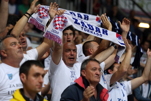 Zagreb, 180513.
Dvorana Kresimira Cosica. Kosarkaska utakmica polufinala doigravanja za prvaka Hrvatske (1 utakmica) izmedju KK Zadar i KK Cedevita.
Na fotografiji: navijaci Zadra Tornado.
Foto: Jure Miskovic / CROPIX Zagreb, 180513.
Dvorana Kresimira Cosica. Kosarkaska utakmica polufinala doigravanja za prvaka Hrvatske (1 utakmica) izmedju KK Zadar i KK Cedevita.
Na fotografiji: navijaci Zadra Tornado.
Foto: Jure Miskovic / CROPIX