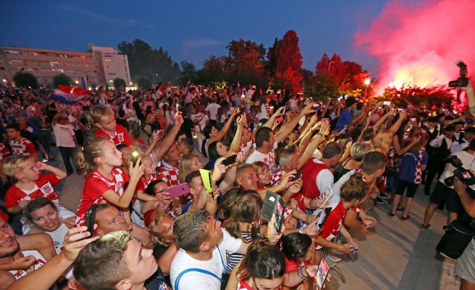 Svečani doček zadarskih Vatrenih: Jedrenjakom Branimir plovili od Gradskog mosta do gata na zadarskoj rivi