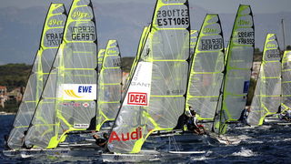 Zadar, 310809.
Europsko prvenstvo u jedrenju za klasu 49er 2009.
Danas je prvi dan regularnog natjecanja za jedrilicare u klasi 49er koje se odrzava od 29og kolovoza do 5og rujna u organizaciji JK Uskok.
Na slici: guzva na startu je uobicajna slika na reg Zadar, 310809.
Europsko prvenstvo u jedrenju za klasu 49er 2009.
Danas je prvi dan regularnog natjecanja za jedrilicare u klasi 49er koje se odrzava od 29og kolovoza do 5og rujna u organizaciji JK Uskok.
Na slici: guzva na startu je uobicajna slika na reg