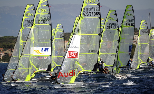 Zadar, 310809.
Europsko prvenstvo u jedrenju za klasu 49er 2009.
Danas je prvi dan regularnog natjecanja za jedrilicare u klasi 49er koje se odrzava od 29og kolovoza do 5og rujna u organizaciji JK Uskok.
Na slici: guzva na startu je uobicajna slika na reg Zadar, 310809.
Europsko prvenstvo u jedrenju za klasu 49er 2009.
Danas je prvi dan regularnog natjecanja za jedrilicare u klasi 49er koje se odrzava od 29og kolovoza do 5og rujna u organizaciji JK Uskok.
Na slici: guzva na startu je uobicajna slika na reg