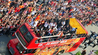 Skopje, 190911.
Unatoc jucerasnjem porazu u borbi za broncu, Makedonska kosarkarska reprezentacija je bila docekana na velicanstven nacin danas u Skoplju. Nekoliko desetak tisuca gradjana su na trgu Makedonija u Skoplju pozdravili makedonske heroje.
Foto Skopje, 190911.
Unatoc jucerasnjem porazu u borbi za broncu, Makedonska kosarkarska reprezentacija je bila docekana na velicanstven nacin danas u Skoplju. Nekoliko desetak tisuca gradjana su na trgu Makedonija u Skoplju pozdravili makedonske heroje.
Foto